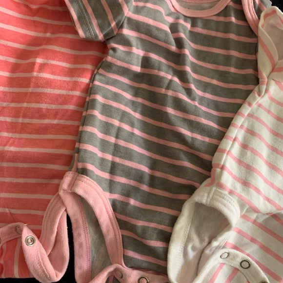 Hanes 0-6 months onesies for infant ( comes with 3 ) - Picture 2 of 2